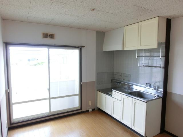 サンビレッジ芳田の居間・リビング|こちらのリビングで趣味の時間をお楽しみください