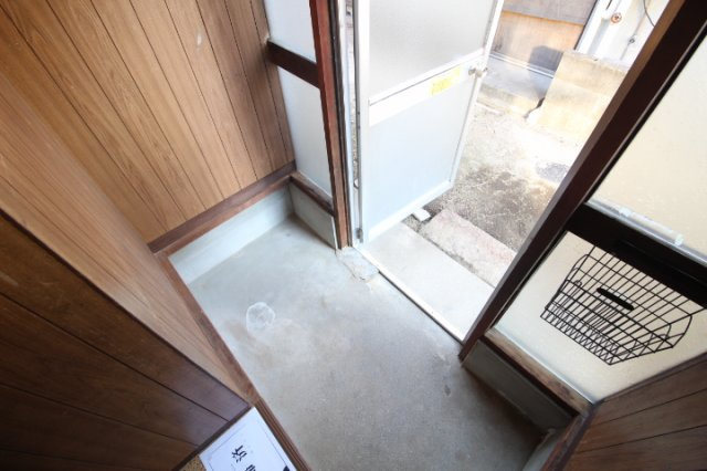 五海貸家の玄関|収納もある玄関です