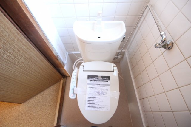 五海貸家のトイレ|落ち着いた色調のトイレです