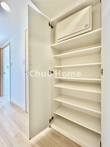 ガクエンヒルズ北千住の玄関|【玄関】玄関には大型のシューズクローゼットを設置しておりますのでいつでもスッキリりとした空間を保てます。玄関周りを清潔に使うのはとても大事なことですよね。