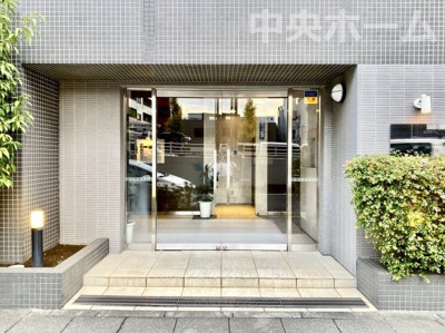 【エントランス】 | ガクエンヒルズ北千住 | 【エントランス】マンションのエントランスは、その物件の印象を決める、顔とも言える場所です。毎日通る場所ですからきれいなのが良いです。エントランス内はオートロックですので暮らしの安全も確保されています。