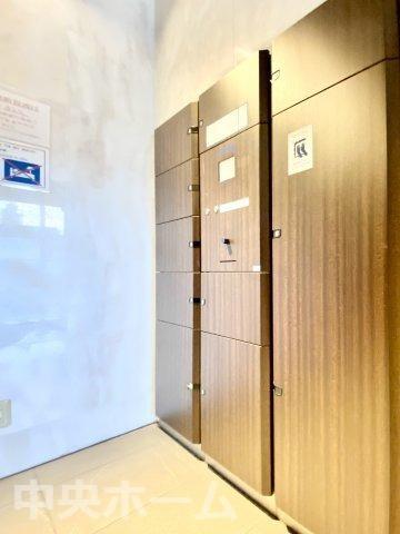 ガクエンヒルズ北千住の設備|【宅配ボックス】在宅時・不在時に関わらず、居住者の代わりに非対面で宅配物を受け取ってくれる便利な設備です。わかりやすくご説明致しますので見学時にはお部屋だけではなく共用部分もぜひチェックしてください。