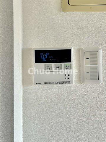 ガクエンヒルズ北千住の発電・温水設備|【給湯リモコン】外での一日を忘れさせてくれるオートバス機能でお好みの湯量・温度に調整された浴槽。