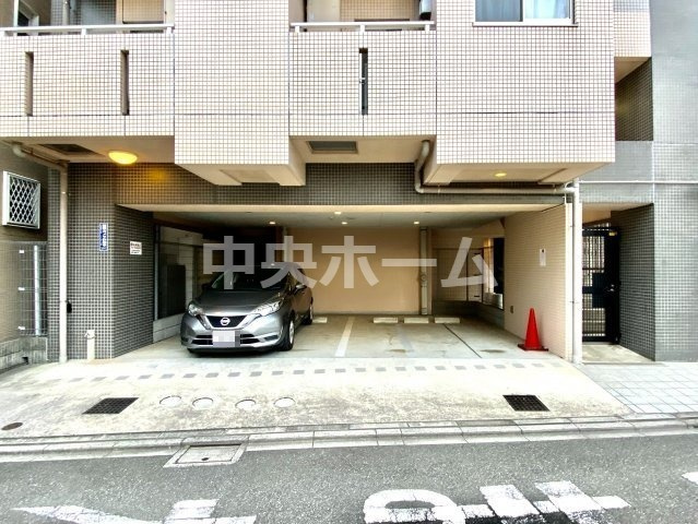 ガクエンヒルズ北千住の駐車場|【敷地内駐車場】最新の空き状況や費用などの詳細は担当スタッフまでお問い合わせください。