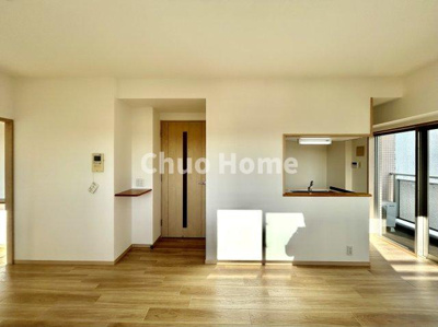 【キッチン】 | ガクエンヒルズ北千住 | 視界に広がりを生むオープンなキッチン。料理や片付けをしながら、家族との会話を楽しんだり、リビングで遊ぶ子どもを見守れます。ご見学時には家具の配置などもイメージしながらぜひご覧になって見て下さい。