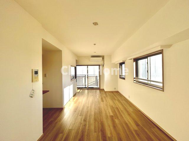 ガクエンヒルズ北千住の居間・リビング|【リビングダイニング】一日の中で多くの時間を過すことになるリビングダイニングだからこそ、いつも穏やかな空間であることが必然。爽やかな通風と採光を存分に感じる事が出来る空間です。