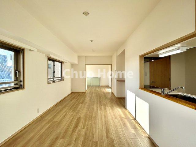 ガクエンヒルズ北千住のダイニング|【ダイニング】忙しい朝でも、しっかり家族が揃って食事をして頂けるゆとりある大きさのダイニングスペース。奥様が作る手料理をカウンター越しに受けとって頂き、テーブルで囲む素敵な時間を存分に愉しんで下さい。