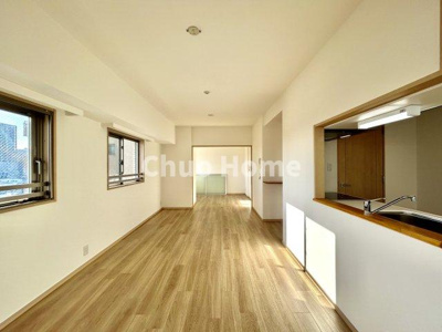 【ダイニング】 | ガクエンヒルズ北千住 | 【ダイニング】忙しい朝でも、しっかり家族が揃って食事をして頂けるゆとりある大きさのダイニングスペース。奥様が作る手料理をカウンター越しに受けとって頂き、テーブルで囲む素敵な時間を存分に愉しんで下さい。