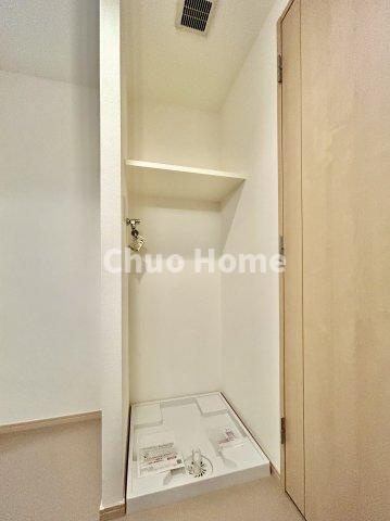 ガクエンヒルズ北千住のランドリースペース|【ランドリースペース】担当者がスケールを持ち歩いておりますので、ご見学時には現在お使いの洗濯機などがきちんと収まるかなどもチェックして下さい。見学前に測っておくと非常に便利だと思います。