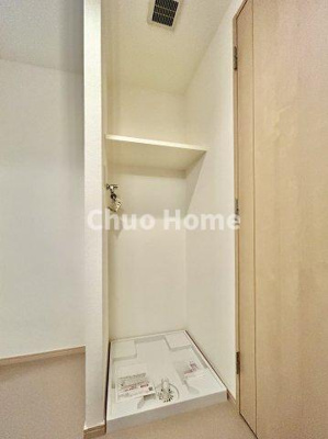 【ランドリースペース】 | ガクエンヒルズ北千住 | 【ランドリースペース】担当者がスケールを持ち歩いておりますので、ご見学時には現在お使いの洗濯機などがきちんと収まるかなどもチェックして下さい。見学前に測っておくと非常に便利だと思います。