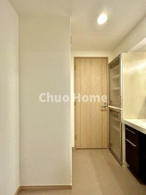 【脱衣所】 | ガクエンヒルズ北千住 | 【洗面所】明るい洗面所は朝をすっきりさせてくれる空間です。バタバタしている忙しい朝でも収納が多い洗面台では短い時間で効率良く支度ができます。