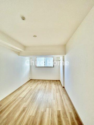 ガクエンヒルズ北千住の寝室|【寝室】心と体をゆったりと安らげる主寝室。寝室のゆとりが大きい分だけ、暮らしの安らぎは深まります。一日の疲れを癒すだけでなく、ご夫婦の親密な語らいを紡ぎ出します