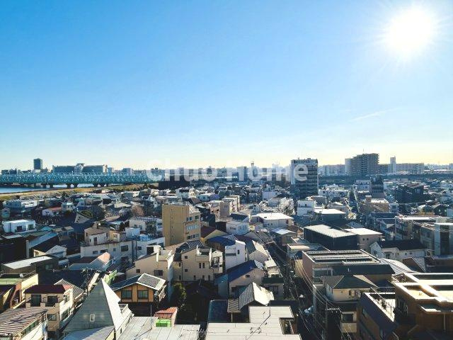 ガクエンヒルズ北千住の展望|手を伸ばせば、ふれることが出来そうな環境が、そのままインテリアになったような印象です。その豊かな眺望にふさわしい空間には、通風・採光にも優れ、心地よい光と風があふれています