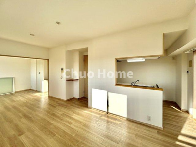 【居間・リビング】 | ガクエンヒルズ北千住 | 【居間・リビング】「ＬＤＫは家族団らんをデザイン」広いＬＤＫでは家族が集まり一緒の時間を過ごせる工夫がされております。何気ない一日の当たり前のひとコマがいつか一生の宝物になります