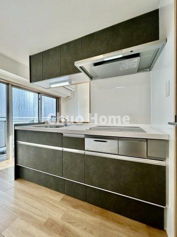 ガクエンヒルズ北千住のキッチン|ワイドで収納豊富なシステムキッチン