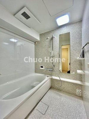 【浴室】 | ガクエンヒルズ北千住 | 【バスルーム】暖房換気乾燥機付きシステムバスルーム。暖房・冷風・換気・乾燥など、毎日を快適に過ごせるうれしい機能が揃っています。雨の日の洗濯物も安心です。