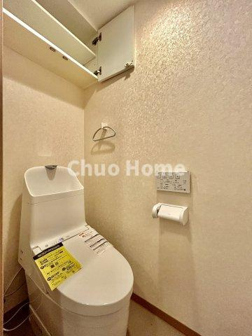 ガクエンヒルズ北千住のトイレ|【トイレ】 収納スペースをしっかりと確保した温水洗浄便座機能付きトイレ。温水洗浄便座は清潔にお使いいただくための大切なアイテムです。