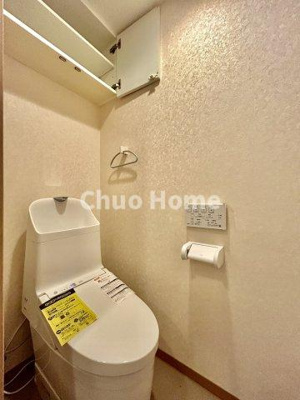 【トイレ】 | ガクエンヒルズ北千住 | 【トイレ】 収納スペースをしっかりと確保した温水洗浄便座機能付きトイレ。温水洗浄便座は清潔にお使いいただくための大切なアイテムです。