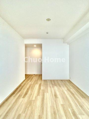 【洋室】 | ガクエンヒルズ北千住 | 【洋室】快適に過ごす条件は、一人ひとり違います。だからこそ飾り過ぎないシンプルな内装と偏り過ぎないデザインで統一しております。居住していく中でオーナー様だけの【マイホーム】に創り上げて下さい