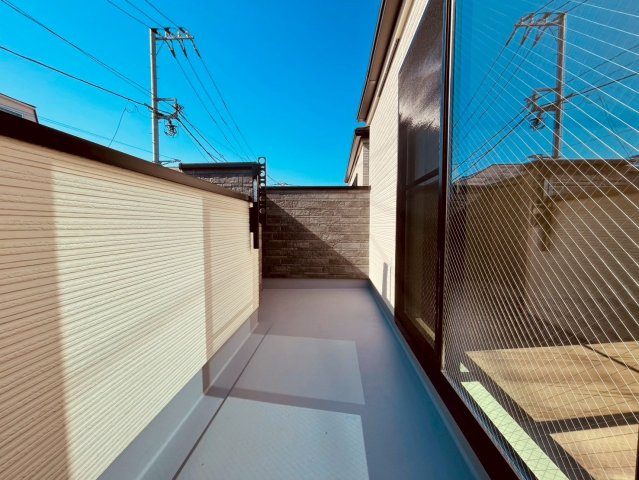 【バルコニー】 | 練馬区桜台２丁目　新築戸建て　A号棟 | 陽当りのよい住宅エリアなので多くの陽光が降り注ぐバルコニー