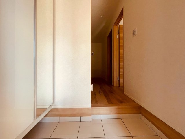 【玄関】 | 練馬区桜台２丁目　新築戸建て　A号棟 | 居住者、来客を優しく迎え、安らぎに満ちた雰囲気を演出する玄関