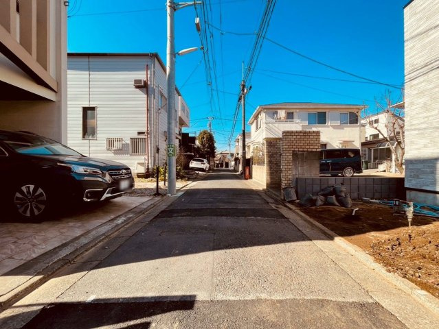 【前面道路含む現地写真】 | 練馬区桜台２丁目　新築戸建て　A号棟 | 見通しもよく落ち着いたデザインでゆったり過ごせる住環境