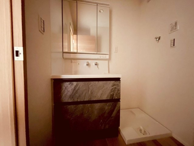 【独立洗面台】 | 練馬区桜台２丁目　新築戸建て　A号棟 | 使い勝手が良く収納豊富な三面鏡タイプの洗面化粧台です