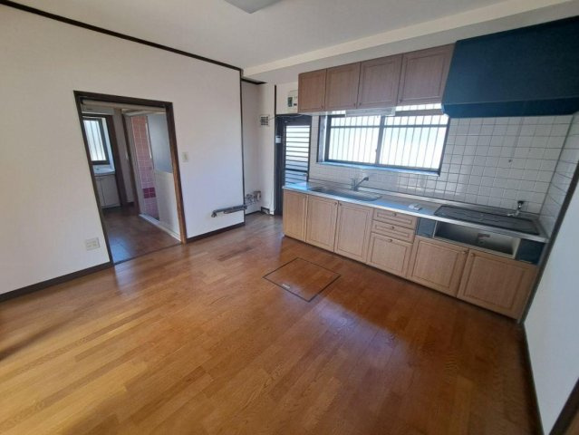 【中古戸建】高崎市箕郷町白川のキッチン|■リビング｜陽当たり良好のリビングダイニング♪賃貸では叶わなかった、お友達とのホームパーティや大音量で映画やテレビを楽しむことができます(*^^*)