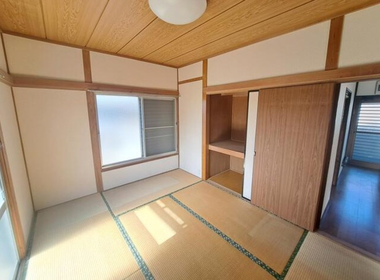 【中古戸建】高崎市箕郷町白川の和室|■1階和室｜リビングと繋がっている和室は、お子様の様子を見守りながらお洗濯物を畳んだり、家事の合間のちょっとした休憩やのんびりお昼寝にも♪セカンドリビングとしてもお使いいただけます。