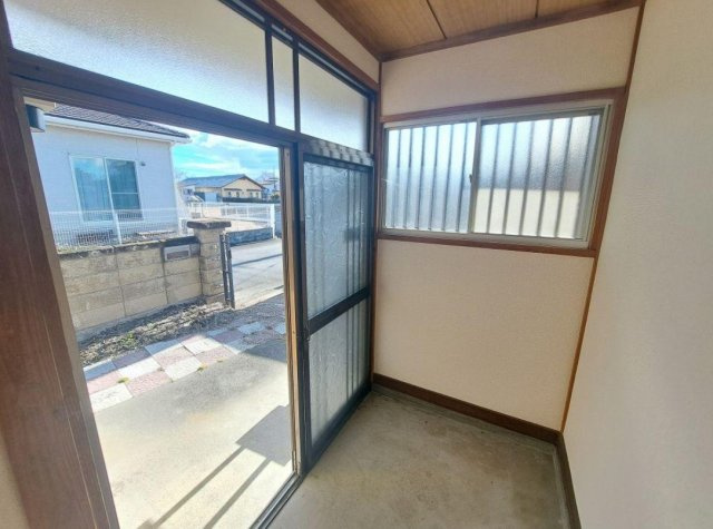 【中古戸建】高崎市箕郷町白川の玄関|■玄関｜太陽の光をたっぷり採り込む玄関☆
