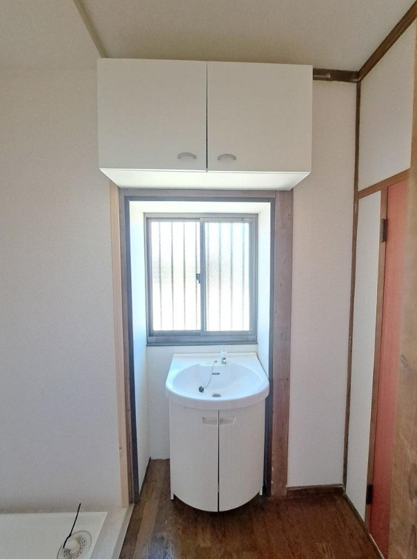 【中古戸建】高崎市箕郷町白川の独立洗面台|■洗面室｜大きな窓付きの洗面室になっています！明るい日差しが差し込みます♪
