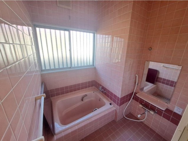 【中古戸建】高崎市箕郷町白川の浴室|■浴室｜デザイン性に優れた浴室♪1日の疲れを癒す、ゆったりとしたバスタイムをぜひお過ごしください(*＾＾*)大きな窓付きで嬉しい♪