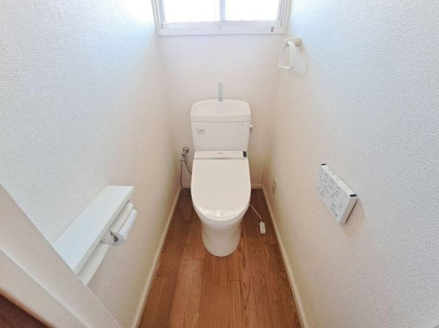 【中古戸建】高崎市箕郷町白川のトイレ|■トイレ｜白を基調としたトイレ。窓付きなので換気もでき常に綺麗を保てます！