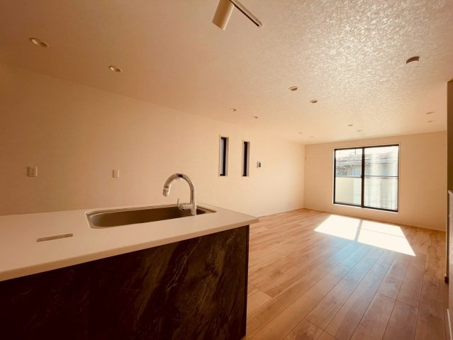 【居間・リビング】 | 練馬区桜台２丁目　新築戸建て　B号棟 | 室内には豊かな陽光が注ぎ込み、爽やかな住空間を演出しています