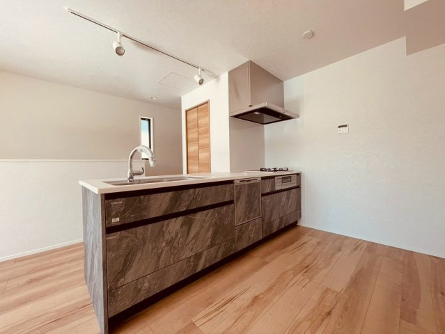 【キッチン】 | 練馬区桜台２丁目　新築戸建て　B号棟 | 落ち着きのあるカラーで統一された清潔感と気品溢れるキッチン