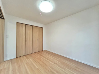 【洋室】 | ライオンズマンション小田急相模原第3 | LDKと隣接した洋室5.8帖フローリング