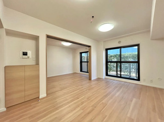 【居間・リビング】 | ライオンズマンション小田急相模原第3 | 洋室5.8帖と隣接したLDK10.7帖フローリング