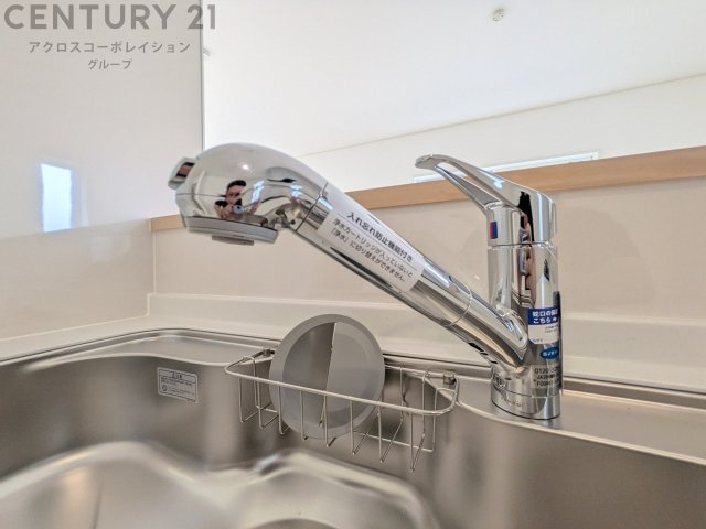 浄水機能付キッチン水栓は、飲み水や調理水の品質を向上させ、健康と安全をサポートします。便利な直飲みや炊飯用水として利用でき、ボトル水の買い物やストックの必要がなくなります。
