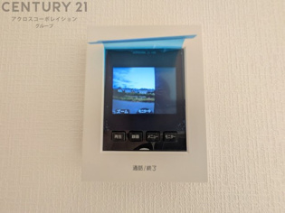 訪問者が来たときにテレビ画面で確認できるため、安心してドアを開けられます。録画機能があるものもあり、留守中に来訪者を記録しておくことができます。利便性が高く、セキュリティ面でも安心です。