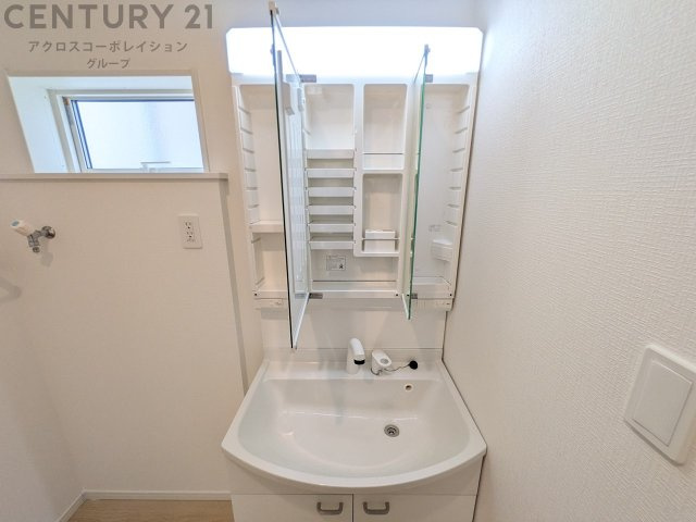 化粧品や洗顔料、歯ブラシなどの必需品をまとめて置ける収納スペースがあり、使用するたびに取り出す手間が省けます。また、水回りのため、濡れても大丈夫な素材が使用されており、お手入れが簡単です。