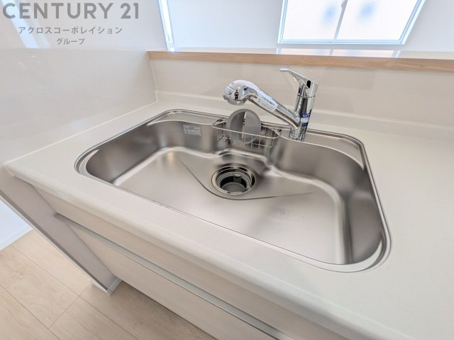 大きなシンクでお鍋などの大きな調理器具を洗う際にも便利です。