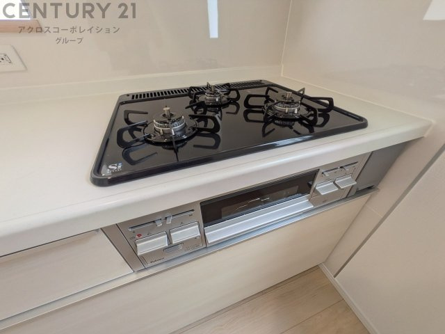 多数の調理器具を同時に使用でき、料理の効率化が可能。省エネで節約になり、様々な料理スタイルに適応できます。また、火力調整が独立しており、手入れや掃除もしやすく、今よりもっとお料理が楽しくなるかも。