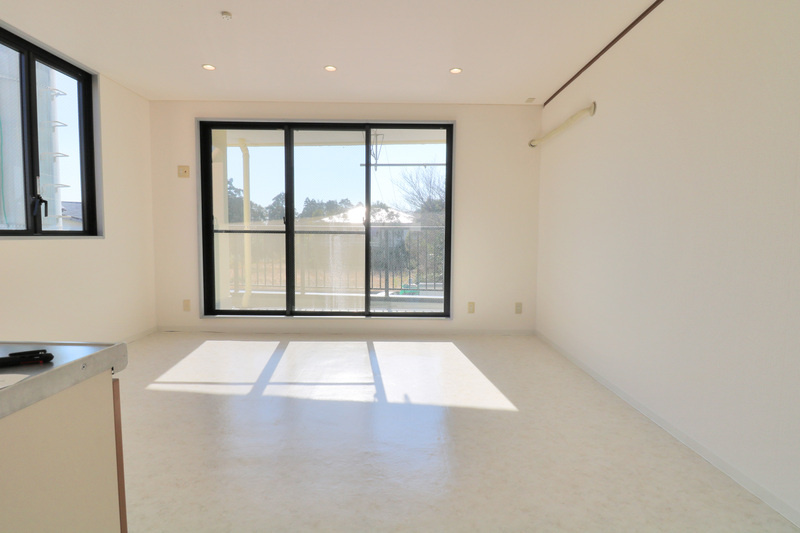 藤沢市善行２丁目の賃貸マンションの居間・リビング|同施工物件