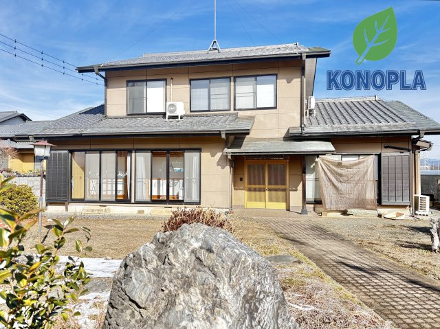 【中古戸建】太田市中根町の外観|■外観｜南側のお庭なので暗くなりがちな夕方も明るい印象にしてくれます♪道路から離れたお庭なのでお子様が外で遊ぶ際も安心です♪