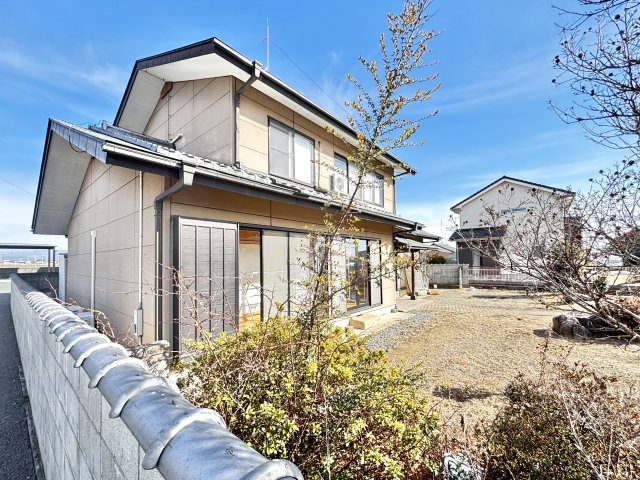 【中古戸建】太田市中根町の外観|■外観｜外壁・植物のおかげでプライベートが守られます。