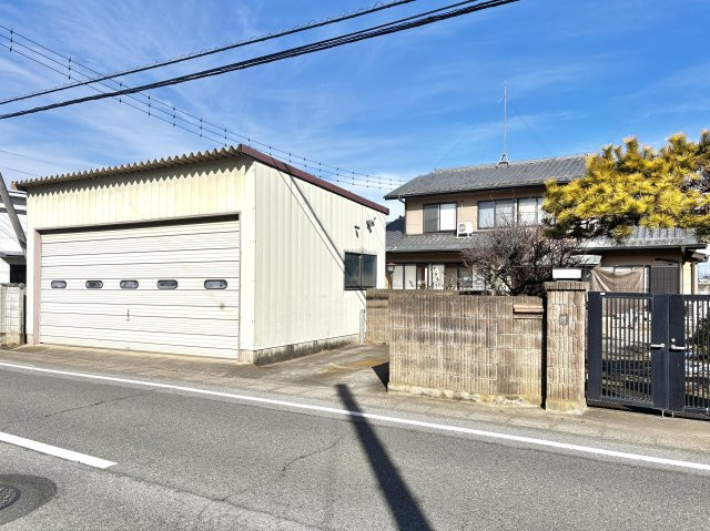【中古戸建】太田市中根町の外観|■外観｜防犯面も安心な駐車スペースです。