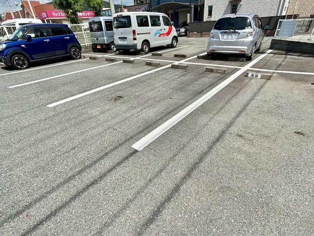 サンローヤルの駐車場