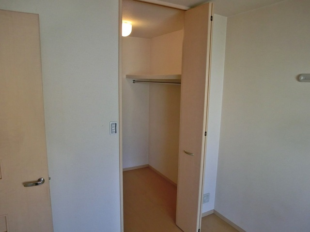 ファミール　Ｂ棟の収納|照明付のウォークインクローゼット！