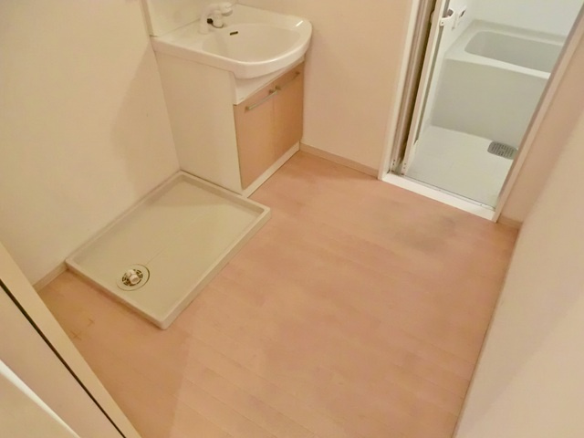 ファミール　Ｂ棟の洗面所|脱衣スペースに洗濯機置き場あります♪