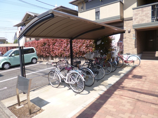 ファミール　Ｂ棟の駐車場|屋根つきの駐輪スペースです♪